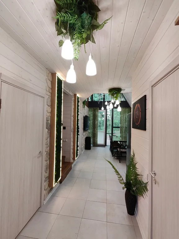 Большой уютный дом в лесу