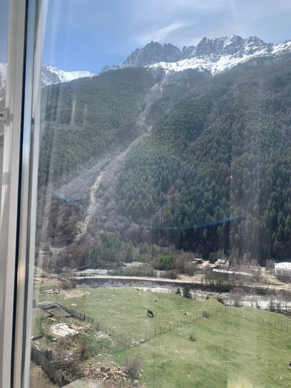 Солнечная квартирка с видом на горы