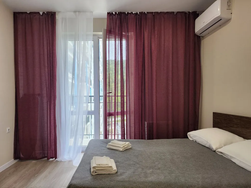 Просторная студия с балконом