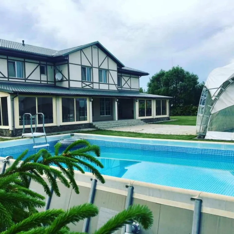 Усадьба Силичи с видом на гору