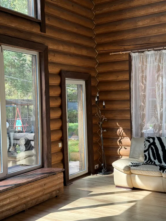 Уютный дом с камином в центре