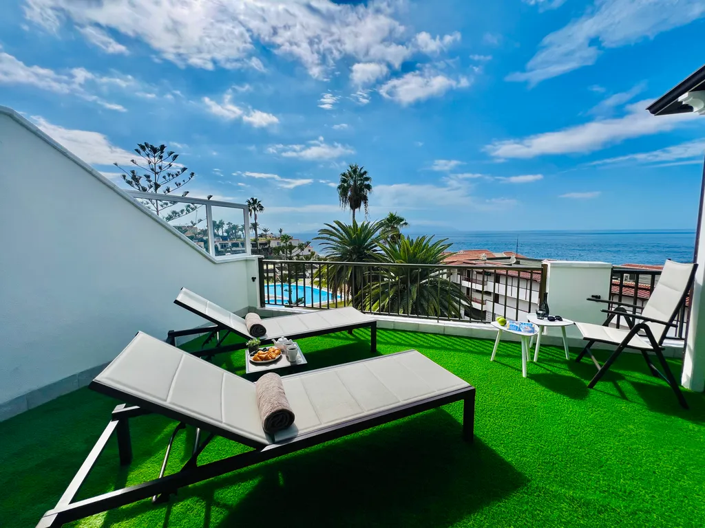 PaulMarie Superior Ocean Lounge