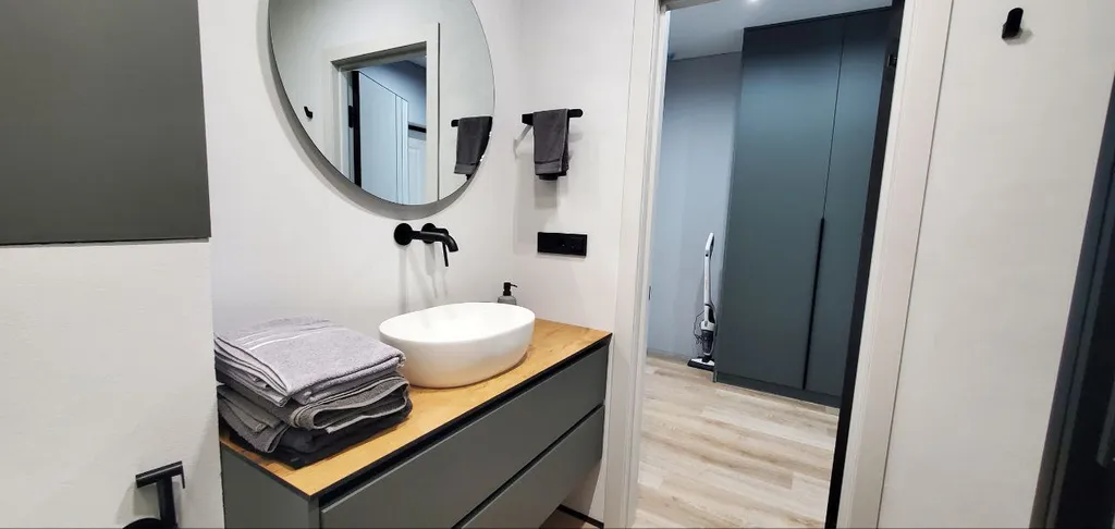 Современные апартаменты в живописном месте Ялты с видом на море