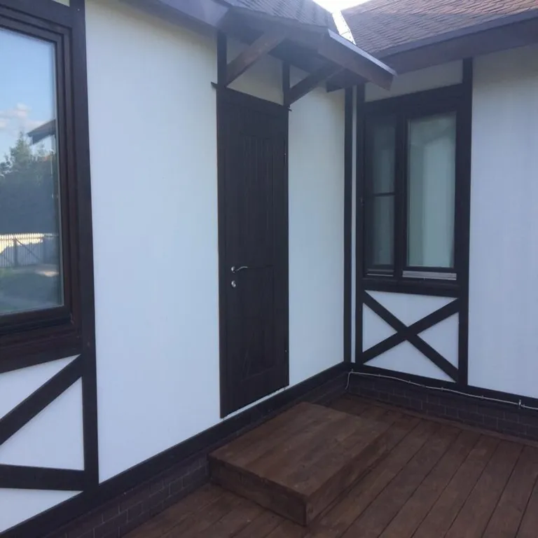 Красивый домик в лесу у реки