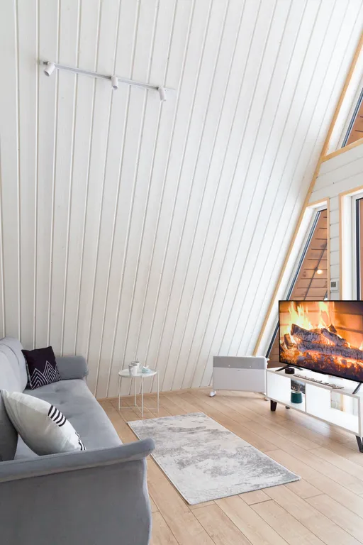 Уютный дом шалаш в лесу