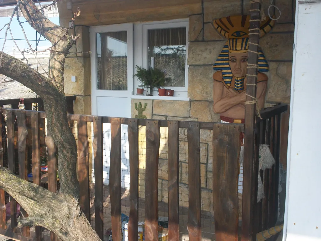 Коттедж Небольшой двухэтажный домик в центре города — Евпатория