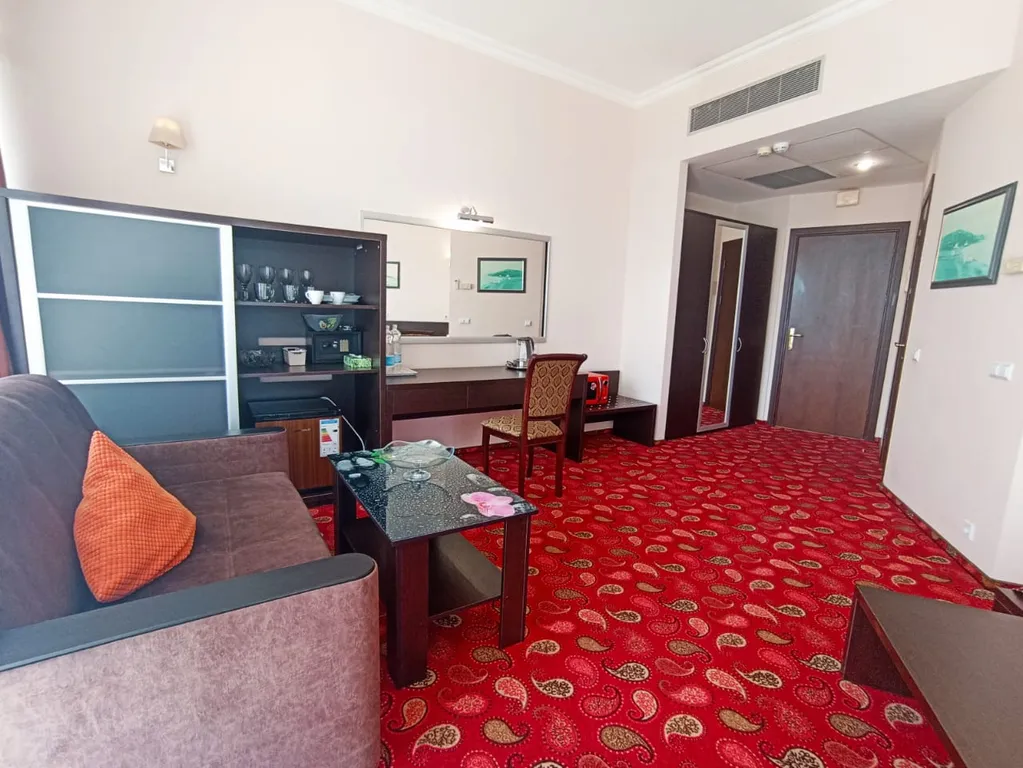 Номер-студия с видом на море на набережной Алушты в отеле Аквапарк