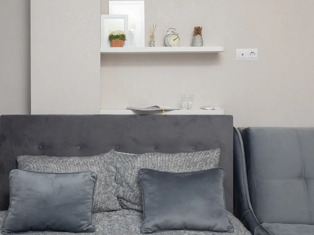 Студия в серо-синих тонах на тихой улочке