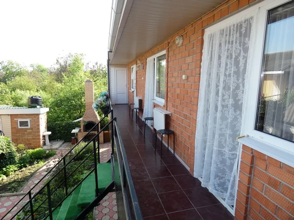 С общим душем и туалетом