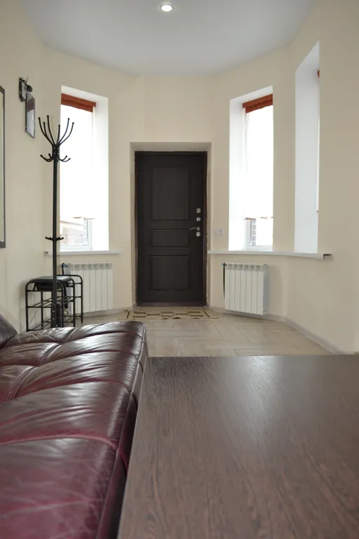 Уютный дом с зеленой лужайкой