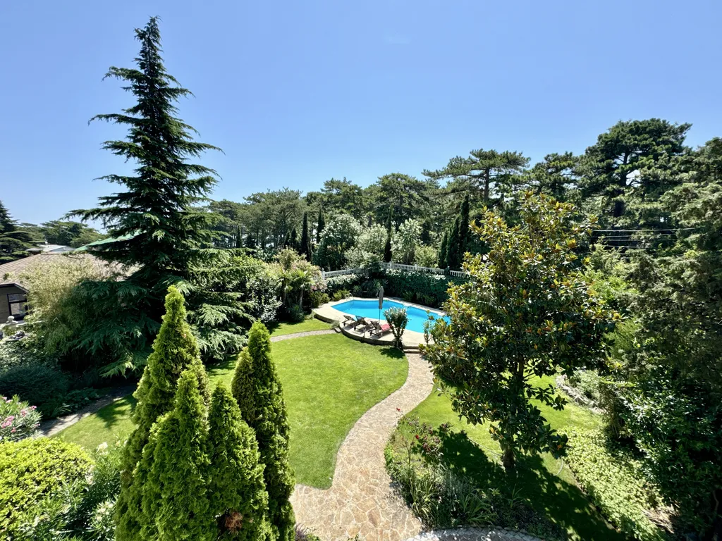 Шикарный дом в заповедной зоне в Ялте