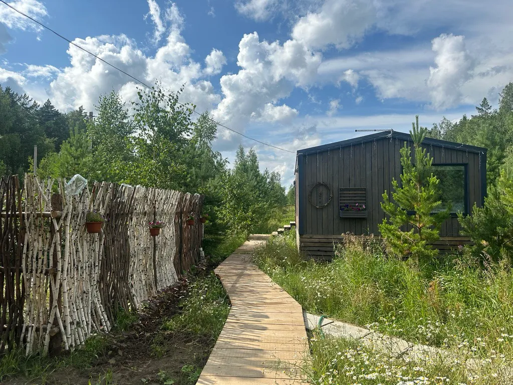 Темный домик на опушке леса