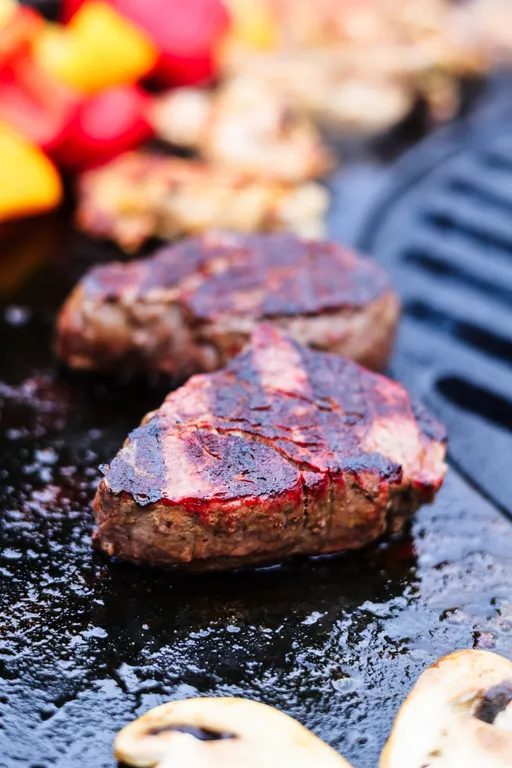 Белый дом на берегу водохранилища