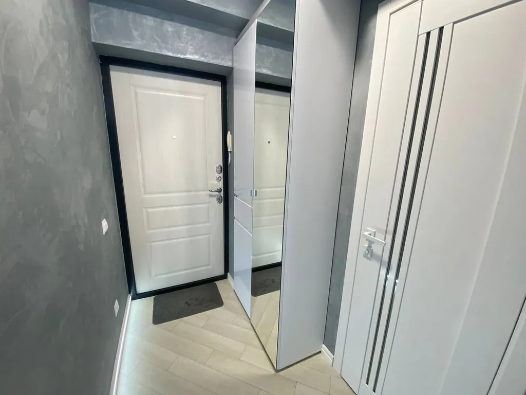 Студия с панорамными окнами и балконом на первой береговой линии