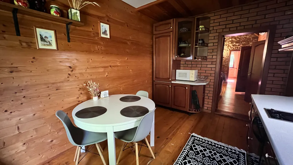 Уединённый хутор в лесу у реки с баней и камином