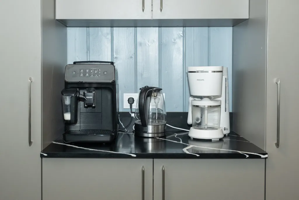 Дом на берегу лесного озера