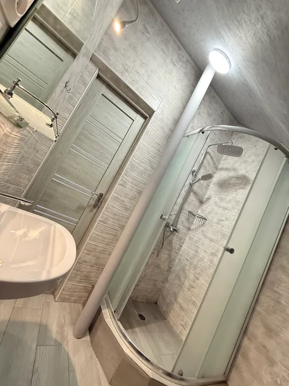 Солнце Ялты у моря с теплым бассейном