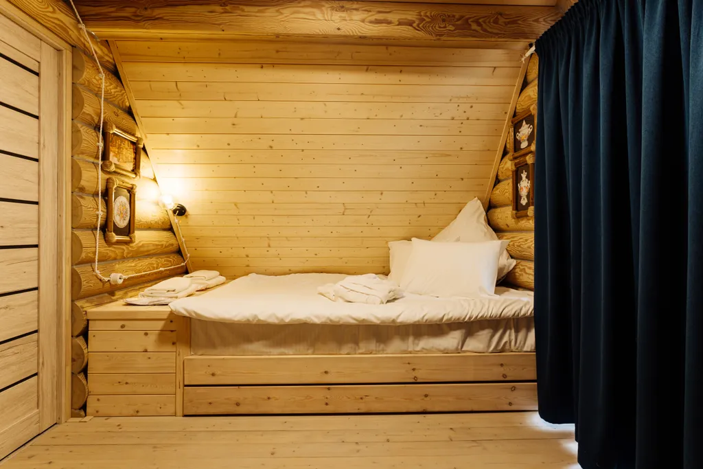 Двухэтажный сруб на берегу озера