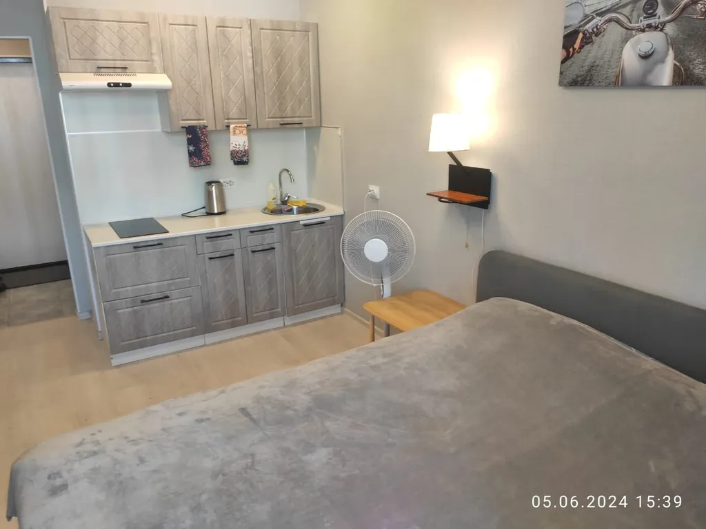 Удобная кровать в уютной квартире