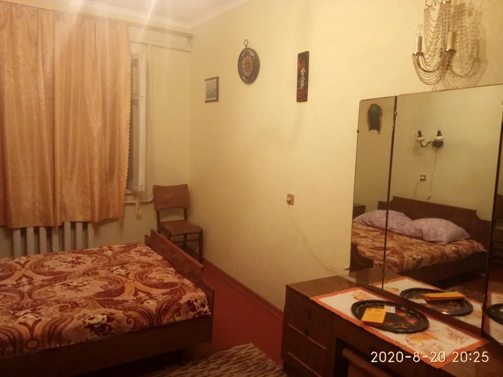 Светлая комната с видом на осенний сад