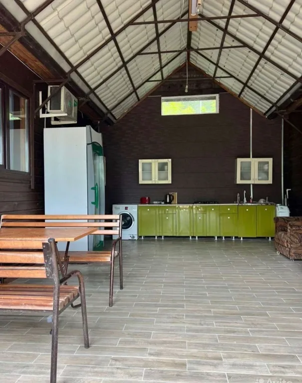 Домик у подножья горы на дружную семью