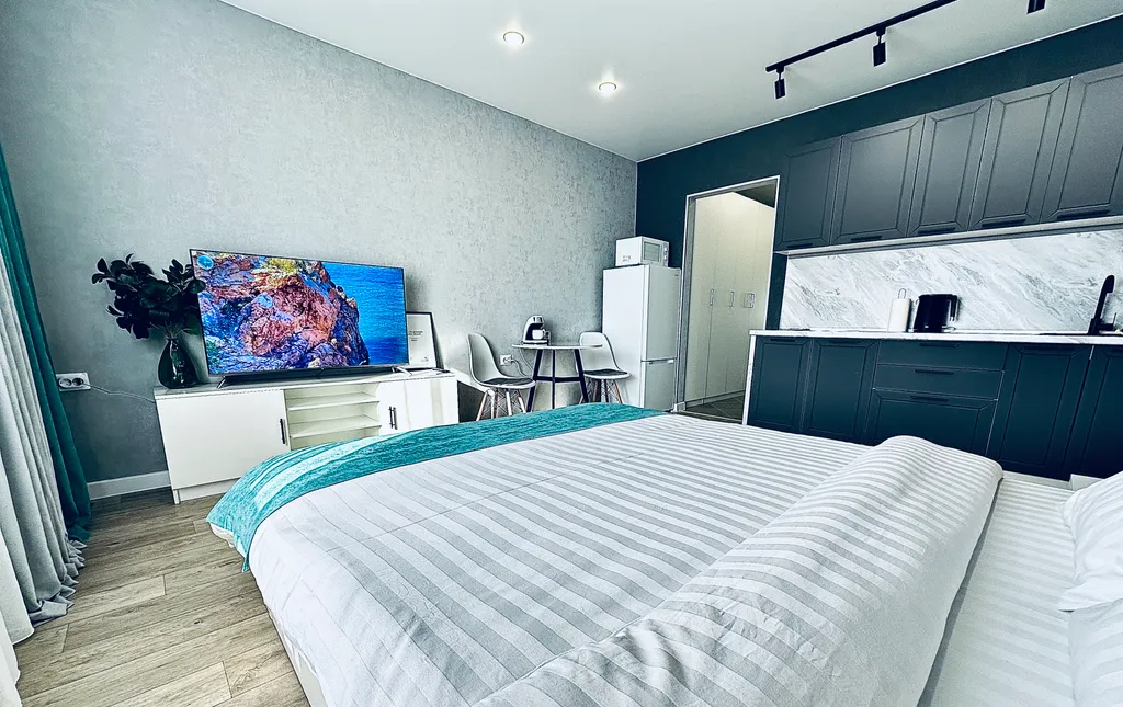 Студия с видом на город