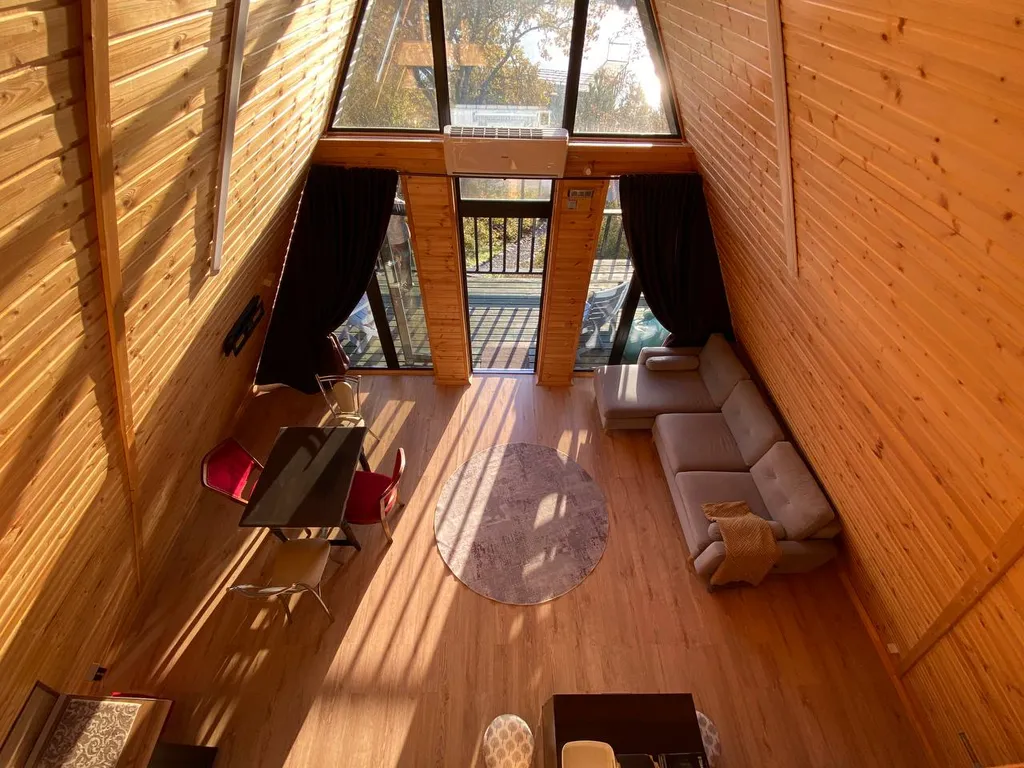 Дом-шалаш у озера