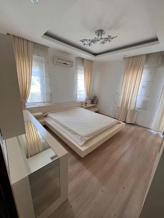 Шикарная вилла с садом и с бассейном в Кемере