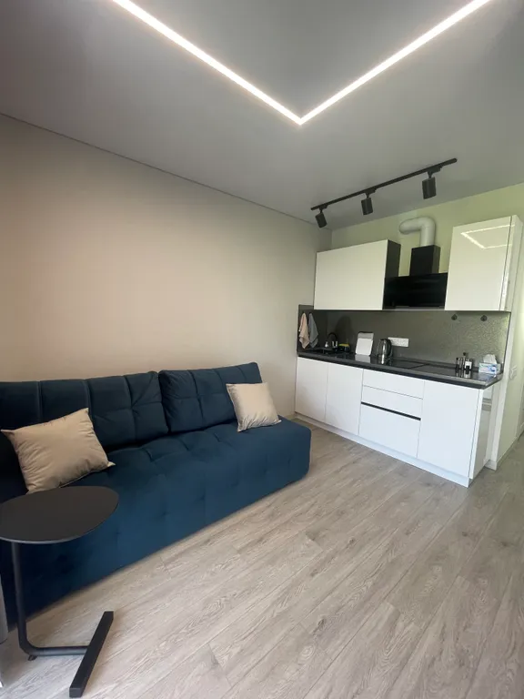 Апартаменты с панорамными окнами на лес и море и роскошным двором