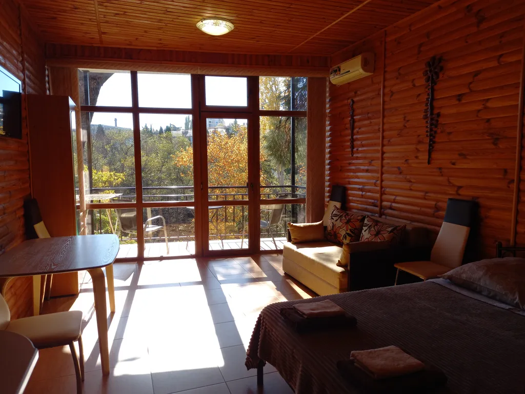 Студия с балконом и панорамными окнами