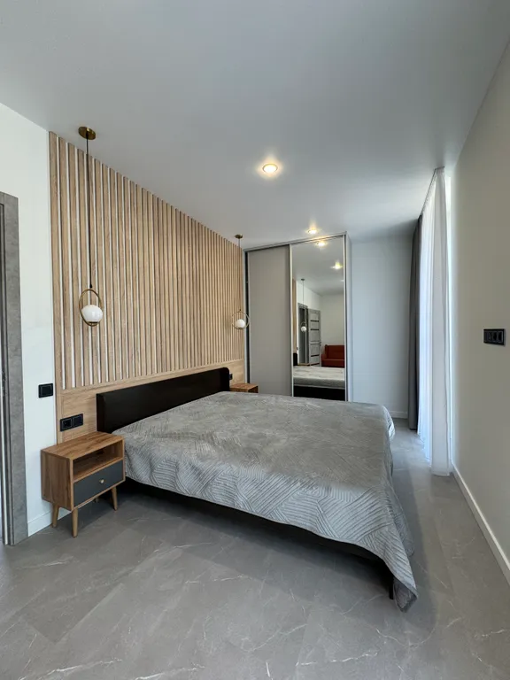 Уютный домик в стиле hi-tech на берегу реки