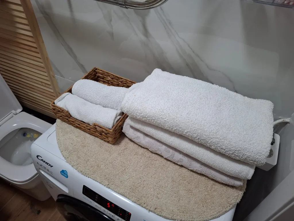 Квартира с подвесными креслами из ротанга на панорамной лоджии