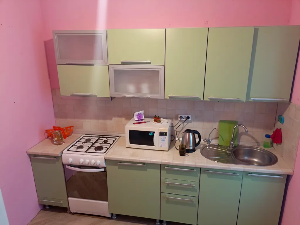 Большой дом с бассейном, просторным залом беседкой и детским домиком