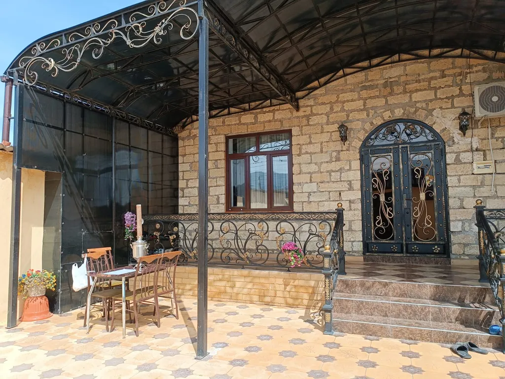 Красивый дом на берегу моря в 50 метрах от дома