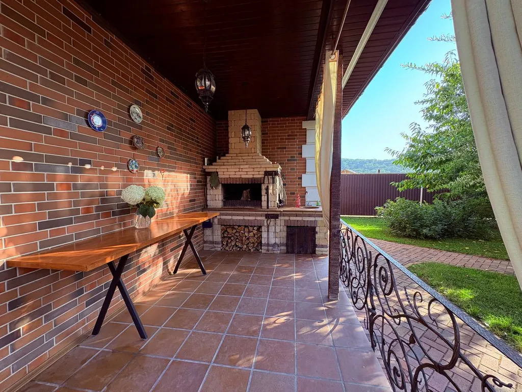 Дом в горах на берегу реки