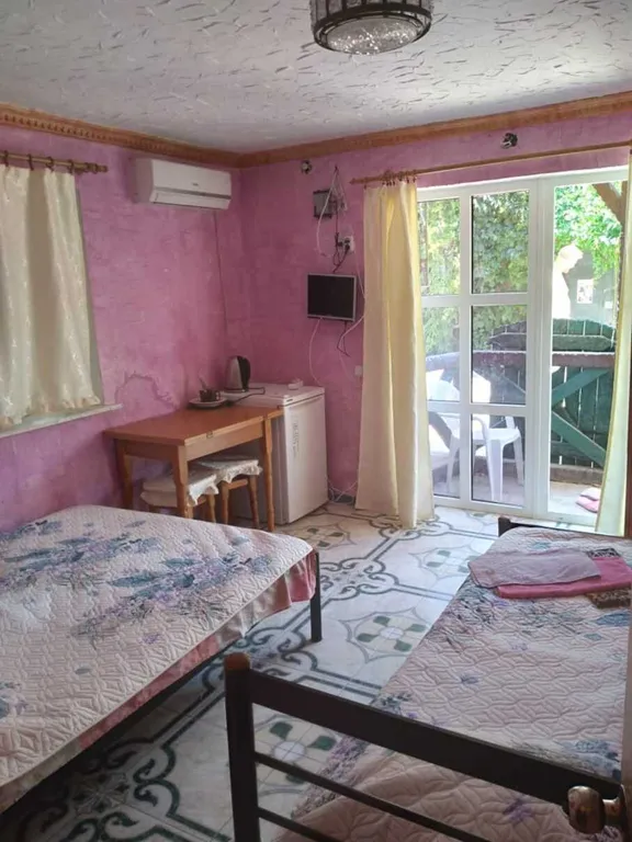 Номер на троих у самого моря.