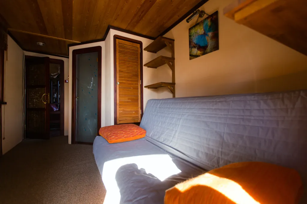 Дом на воде Nevo у берега Крестовского острова