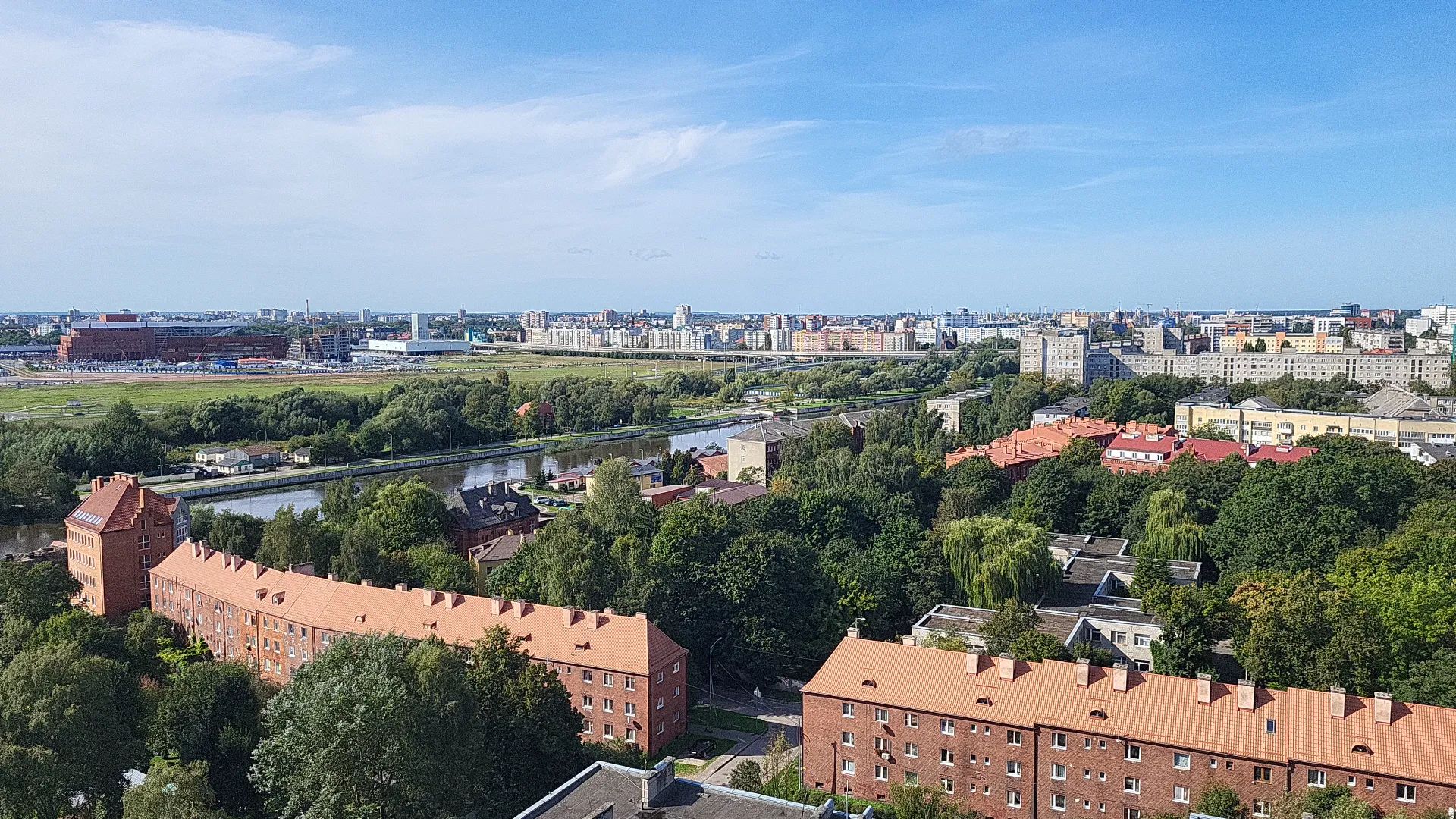 Утренний вид с балкона в зале и окна спальни на город, достопримечательности, реку и набережную (сентябрь 2025)