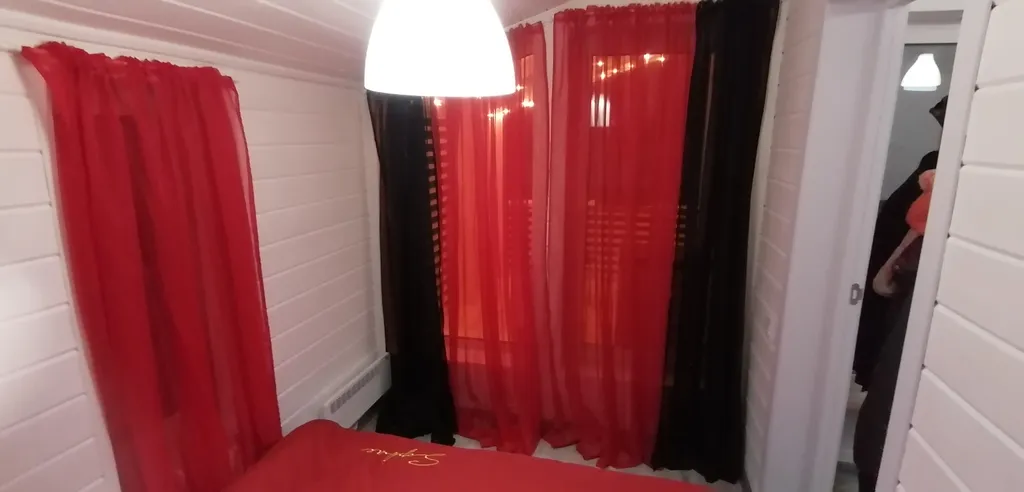 Дом с панорамными окнами на участке 10 соток