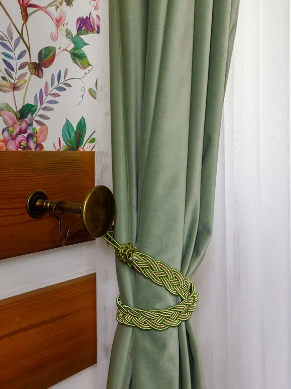 Уединённый дом на берегу живописной заводи