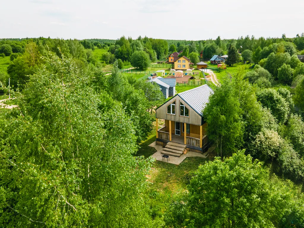 Дом с деревом