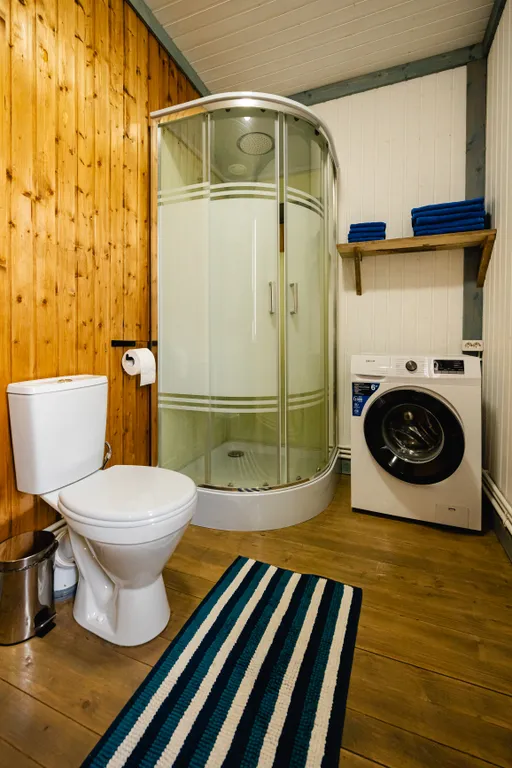 Коттедж у пруда