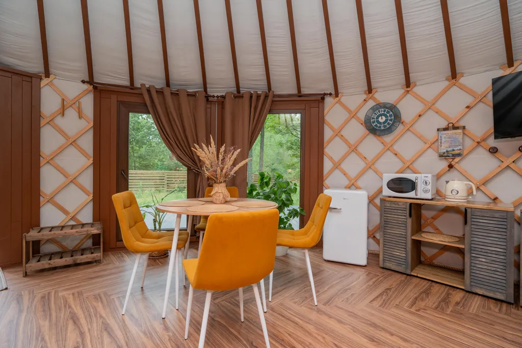 Глэмпинг в лесу