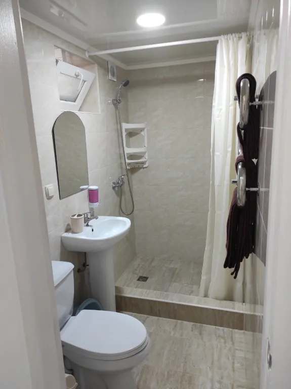 Индивидуальный номер на земле в уютном дворике