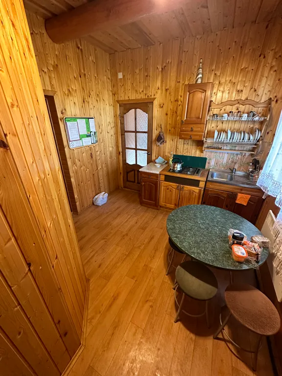 В большом доме 1/2 часть первого этажа