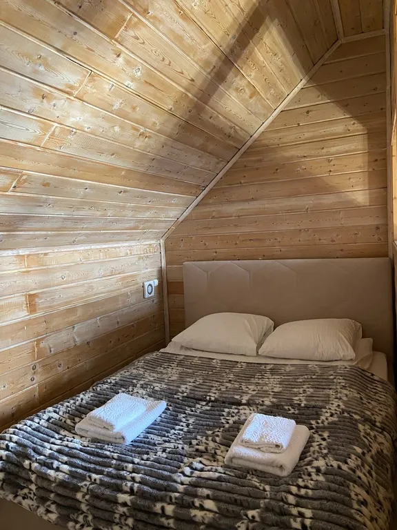 Домик на базе отдыха с бассейном 2