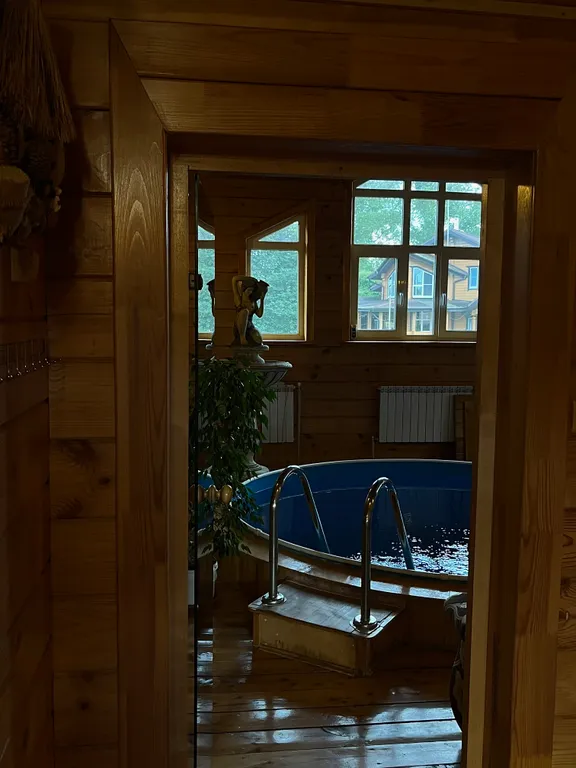 Уютный дом-баня из клеёного бруса, с двумя бассейнами