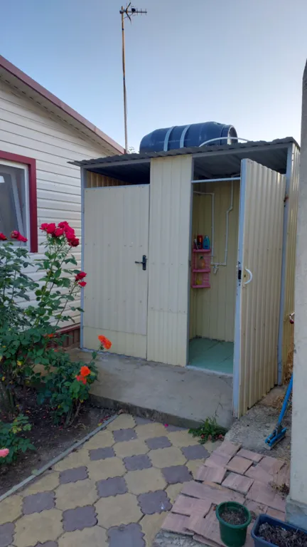 Уютный домик в окружении зелени