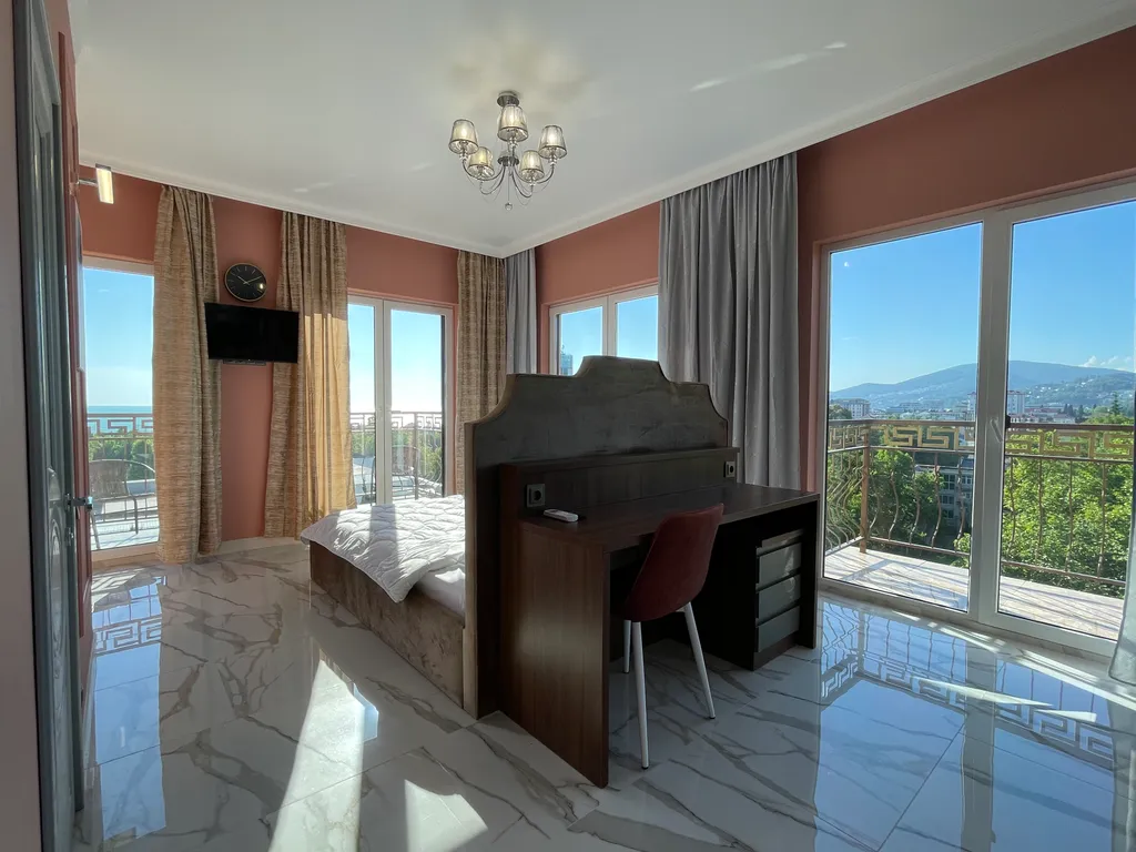 3-комнатная квартира рядом с морем, панорамные окна с видом на море