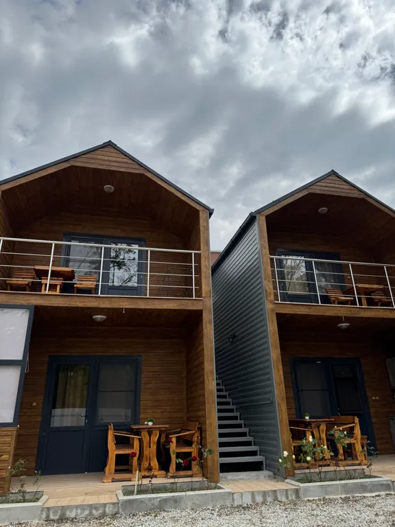 Двухэтажный деревянный коттедж с деревянной отделкой